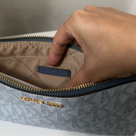 Michael Kors  Jet Set  LG Zip Clutch Wristlet - Picture 9 of 10